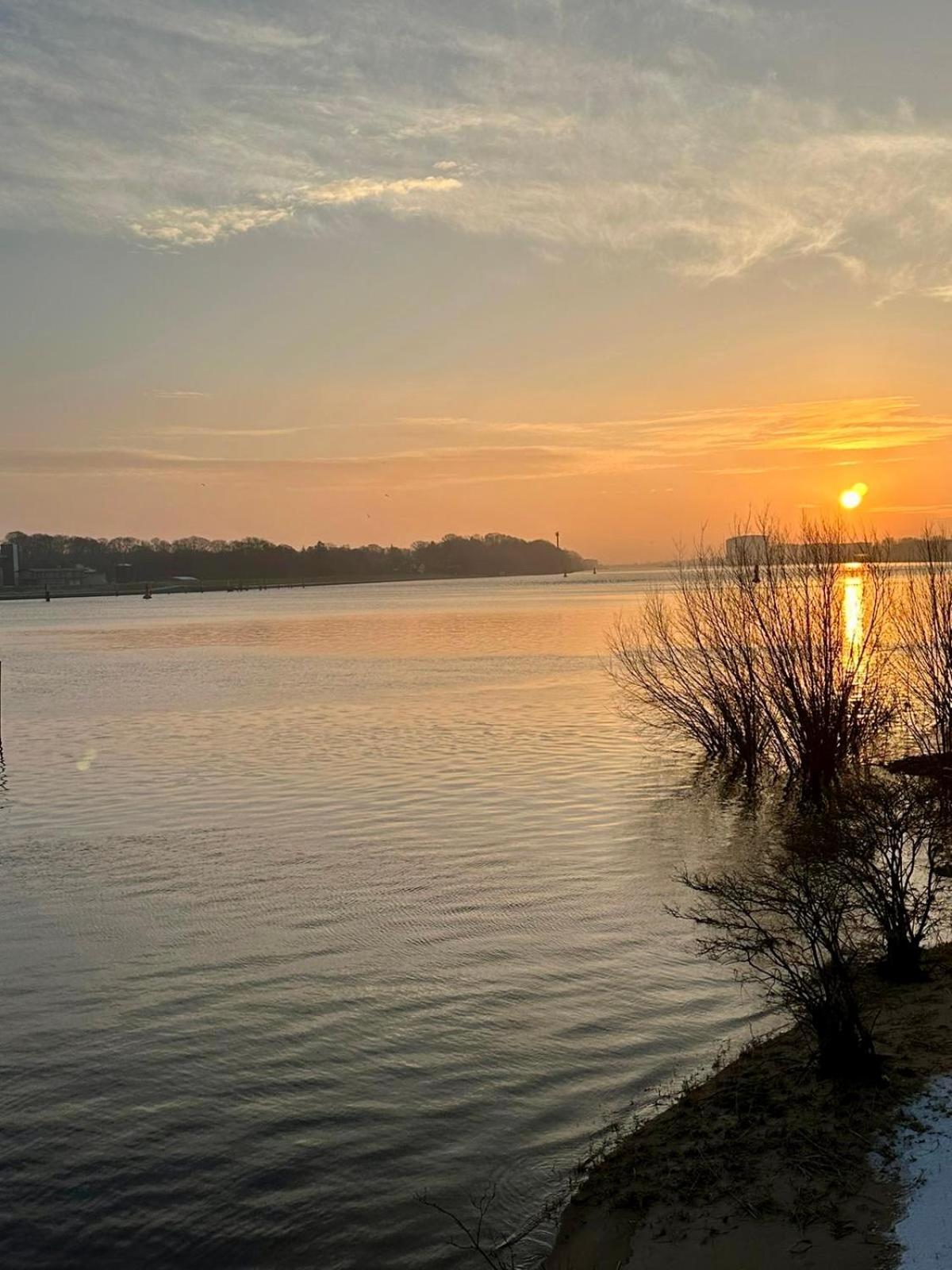 Gaestehaus Weserblick Am Weser-Sandstrand Berne Exteriér fotografie